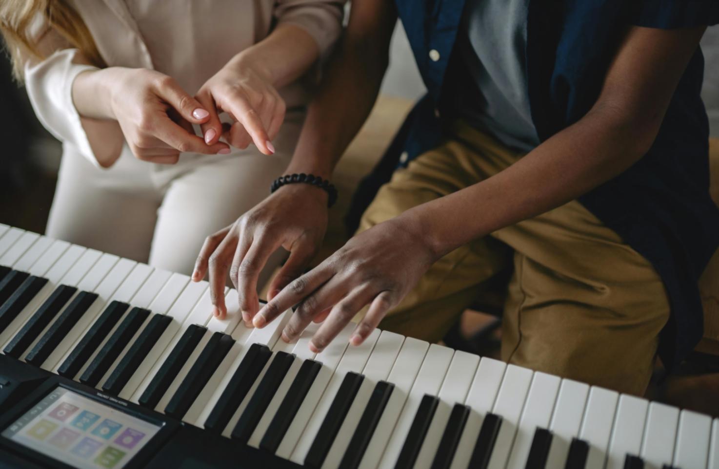 Студія звукозапису з професійним обладнанням для музичного продюсування